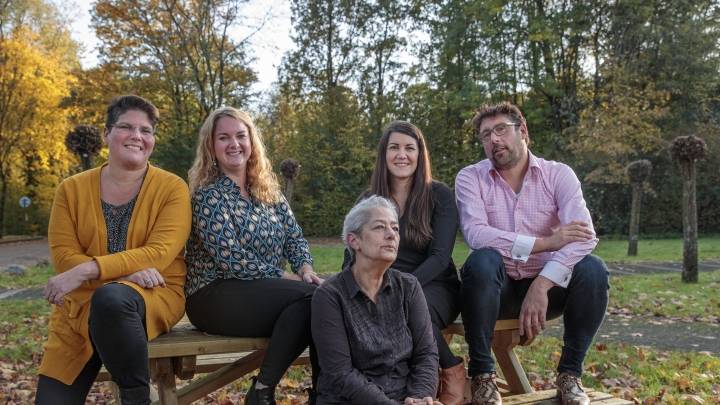 Vlnr: Sandra Beijers (Teamleider Mondriaan), Milou Buskens (Gedragswetenschapper Koraal), Iseke Rood (Gedragswetenschapper XONAR) Fenna Meulen (Gedragswetenschapper Koraal) en Ralf Smids (Teamleider Koraal).