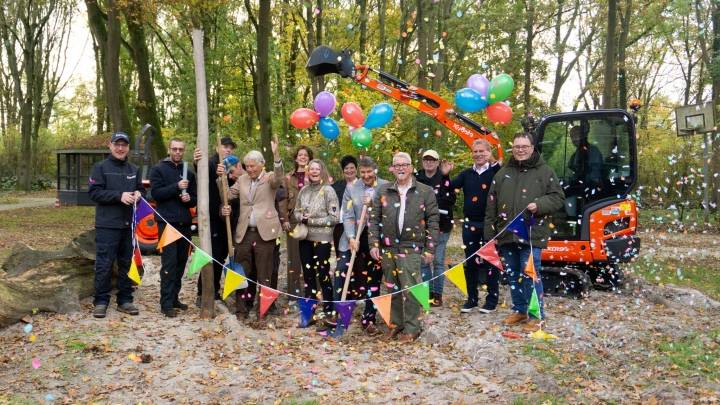 Schop in de grond voor vernieuwing speeltuin Park Piahoeve