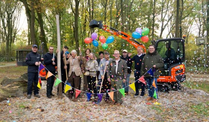 Schop in de grond voor vernieuwing speeltuin Park Piahoeve