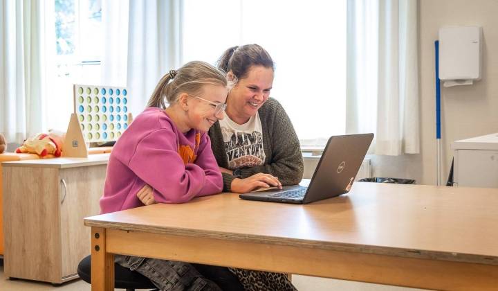 Docent begeleidt leerling